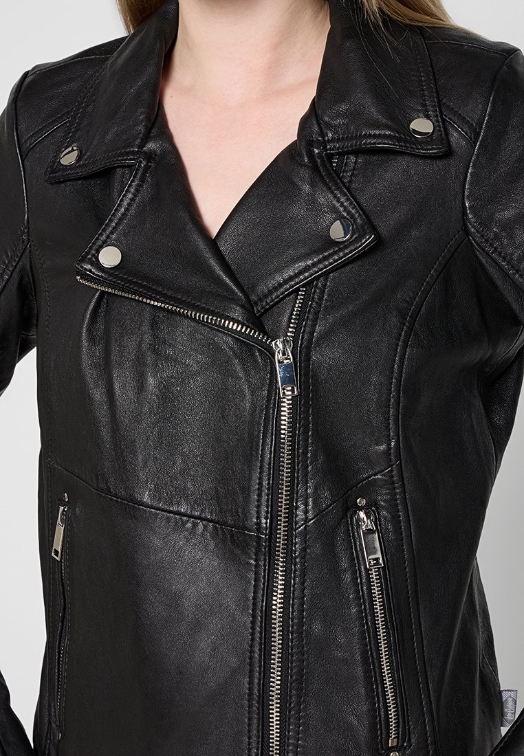 Giubbotto da moto in pelle nera con ampi revers, hardware in argento, cerniere asimmetriche e due tasche laterali con zip. Tessuto liscio.