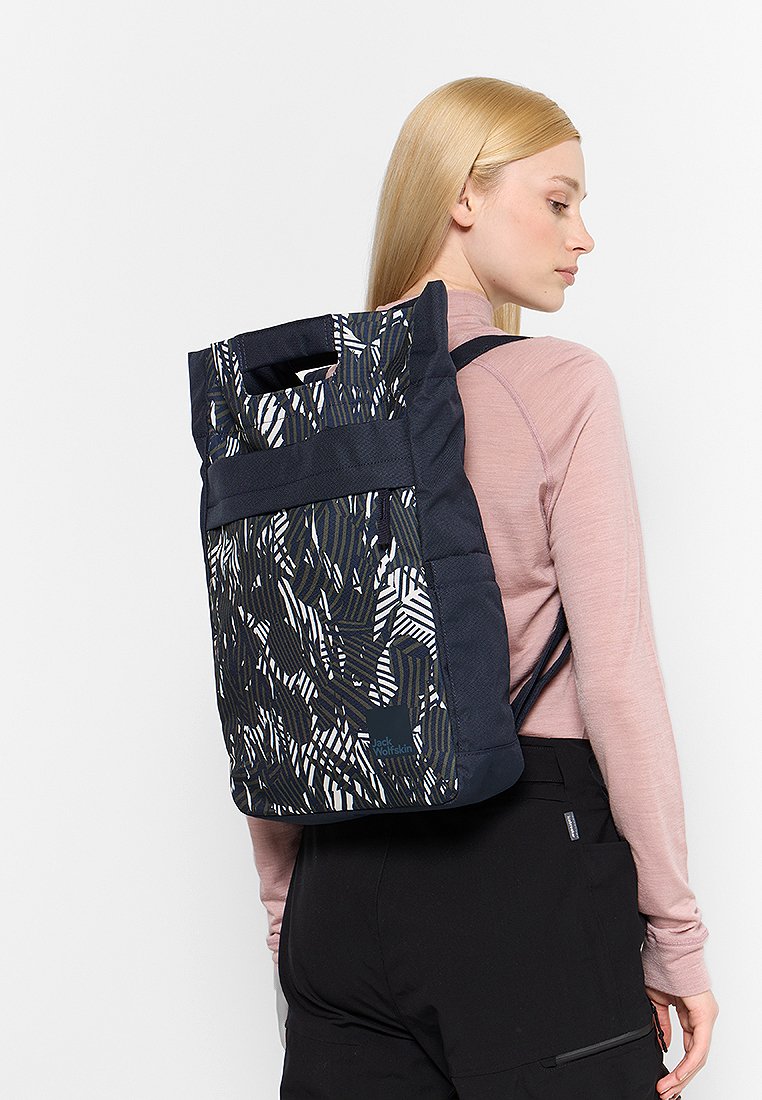 Marineblauer Rucksack mit abstraktem weißen Blattmuster; aus Stoffmaterial; mit oberen Griffen und Schultergurten; rechteckige Form mit geschichteter Textur.