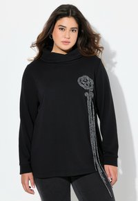 Pullover nero a maniche lunghe con collo a cow, caratterizzato da un design floreale argento e decorazioni verticali su un lato. Tessuto morbido.