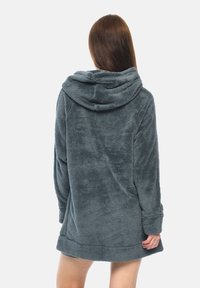 Fleece-Hoodie-Wrap in Dunkelgrau, mit einer gemütlichen, strukturierten Oberfläche und lockerer Passform, langen Ärmeln und einer Länge bis zur Mitte des Oberschenkels.