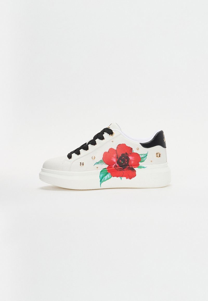 Sneaker bianco con lacci neri, caratterizzato da un grande motivo floreale rosso e dettagli dorati sui lati. Suola spessa, texture liscia.