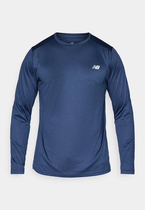 Tamsiai mėlynas ilgos rankovės sportinis marškinėlis, pagamintas iš tekstūruoto audinio, turi apvalų iškirpimą ir kontrastingus pečių akcentus. Logotipas rodomas ant krūtinės.