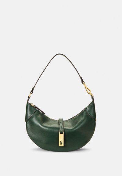 Geantă de piele verde cu o formă curbată, având un închizător din metal aurit și o singură curea de umăr. Textură netedă, design minimalist.