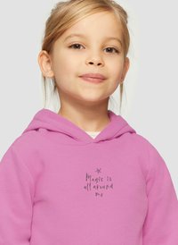 Roze hoodie met een voorzak en een trekkoordkap. Voorzien van zilveren tekst "Magie is overal om me heen" en sterontwerp. Zachte stof.