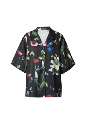 Korte mouwen bloemenhemel van zwart satijn, met levendige bloemen in rood, wit en blauw, voorzien van een gesloten voorkant en kraag.