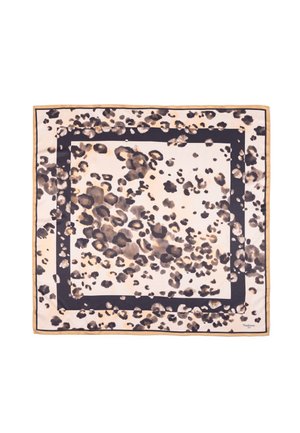 Pañuelo cuadrado de seda con estampado de leopardo en tonos cálidos de beige y marrón, enmarcado por un borde oscuro y con un acabado de dobladillo enrollado.