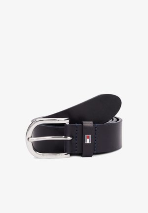 Zwarte leren riem met zilverkleurige metalen gesp, opgerolde uiteinde en klein rechthoekig logo met rood, wit en blauw op de lus.