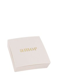 Vit smyckeslåda med guldpräglad text "amor" på locket, stängd, fotograferad mot en vit bakgrund.