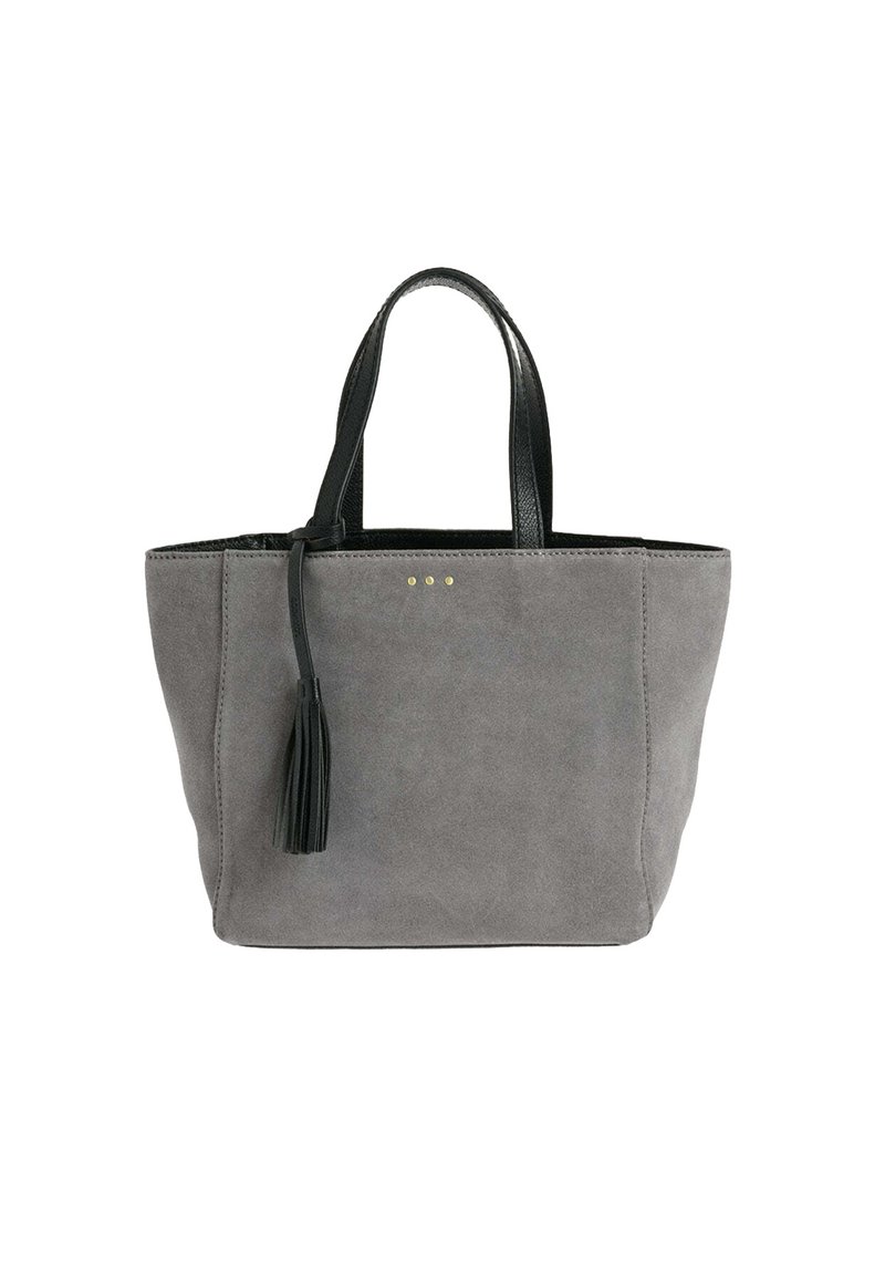Un sac fourre-tout en daim gris avec des poignées en cuir noir et un gland noir suspendu à l'une des poignées, sur fond blanc.