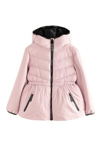 Lyserød dunjakke med hætte, der har en indsnørede talje, sort lynlås og sidelommer. Stoffet har en glat, skinnende tekstur.