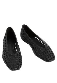 Ballerine nere intrecciate con punta quadrata e ritagli aperti. Realizzate in materiale testurizzato, presentano una fodera interna liscia e suola piatta.