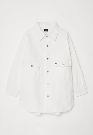 Chemise blanche à boutons en coton avec un col, deux poches frontales et quatre boutons sur le devant ; coupe décontractée et manches à revers.