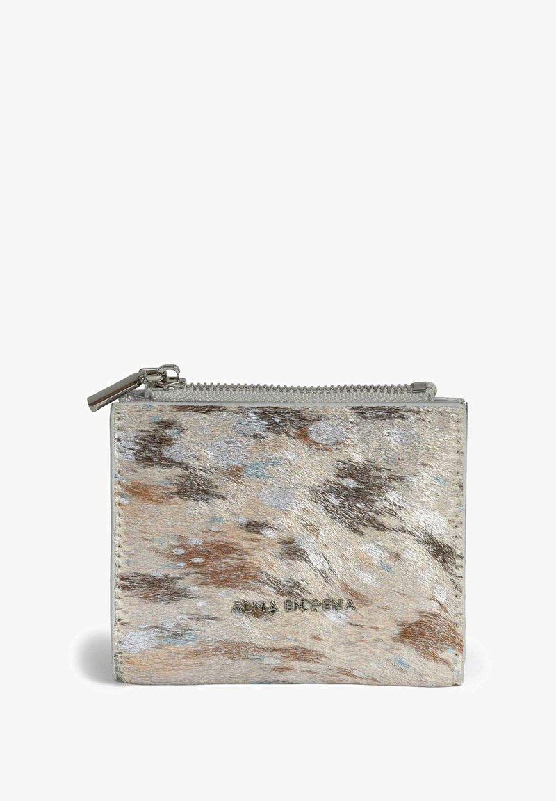 Portfel z futra zwierzęcego ze strefą zamykaną na zamek, ozdobiony marmurkowym wzorem w odcieniach brązu, srebra oraz subtelnych akcentach niebieskiego. Wytłoczone logo marki.