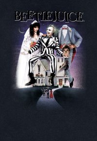 Plakat Beetlejuice przedstawia postacie w różnorodnych strojach, w tym w paskowanym czarno-białym garniturze, sukni ślubnej oraz klasycznej ilustracji domu.