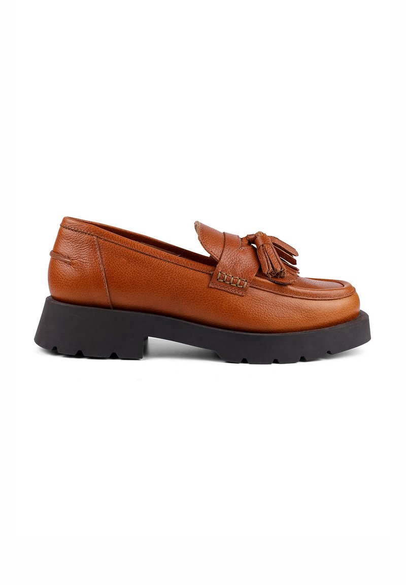 Braunes Leder-Schlupfschuh mit runder Zehenpartie, dekorativen, fransigen Quasten und einer dicken schwarzen Gummisohle mit Profil.