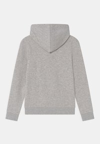 Szara bluza z kapturem wykonana z miękkiego, fakturowanego materiału, z regulowanym sznurkiem kaptura, długimi rękawami oraz ściągaczami na mankietach i prostym dołem.