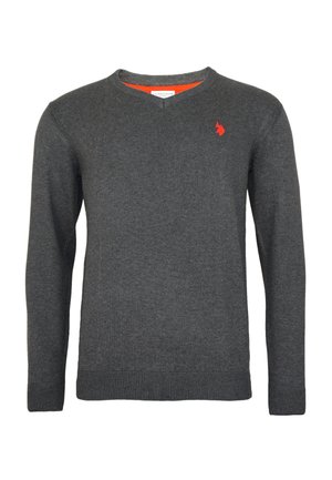 Mørkegrå langærmet V-hals sweater med et lille rødt broderet logo på den øverste venstre bryst og ribbede manchetter og kant.