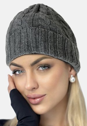 Szary dzianinowy beanie z wzorem w warkocze i prążkowaną teksturą, o dopasowanym kroju. Materiał wydaje się miękki i ciepły.