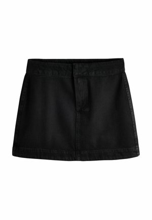 Sort denim mininederdel med lige kant, taljebånd og detaljeret søm foran på hvid baggrund.