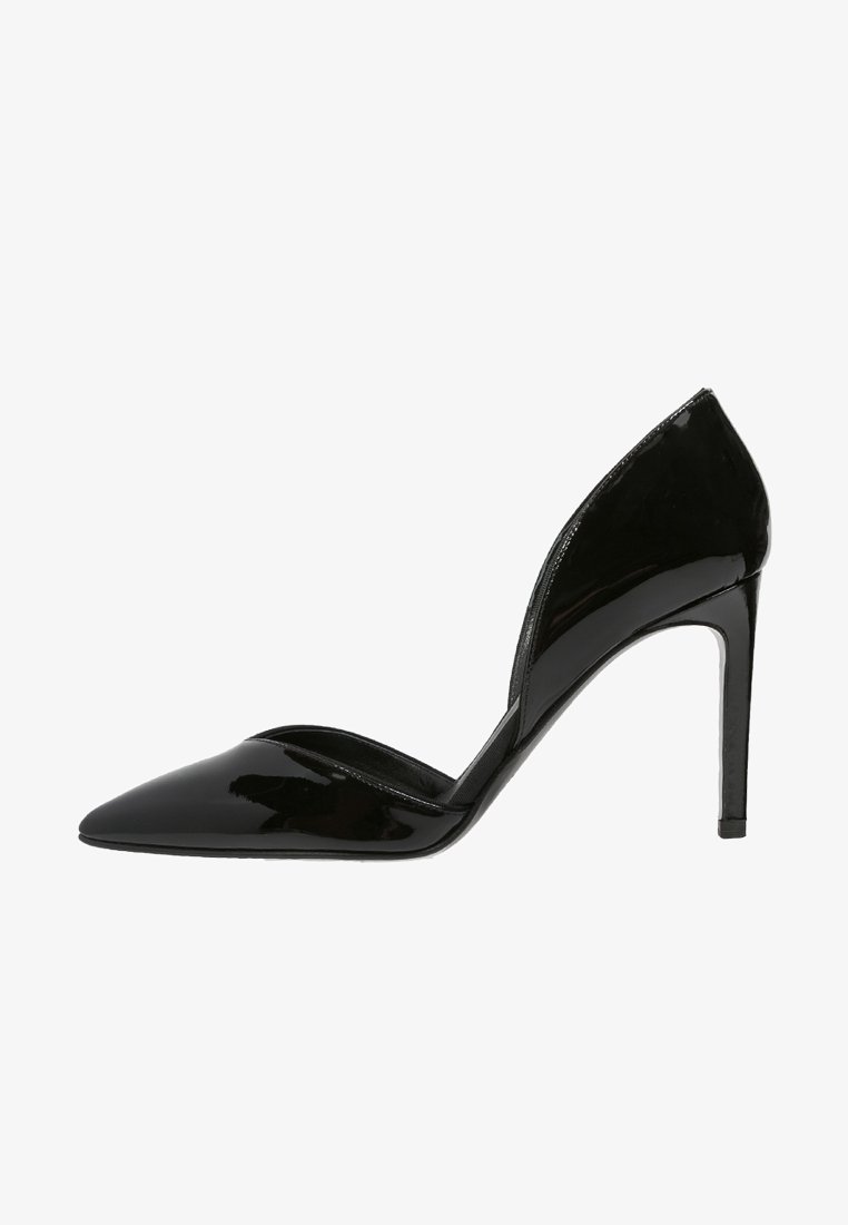 Escarpin à talon aiguille en cuir verni noir avec bout pointu et découpe latérale ouverte, conçu pour une tenue formelle ou de soirée.