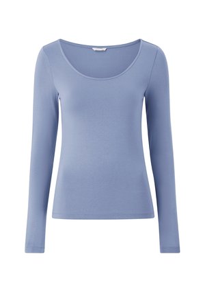 Lyseblå, figursyet langærmet skjorte med en bred rund halsudskæring og uden synlige mønstre eller logoer på hvid baggrund.