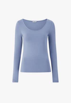 Lichtblauw nauwsluitend shirt met lange mouwen en een brede ronde halslijn, zonder zichtbare patronen of logo's, op een witte achtergrond.