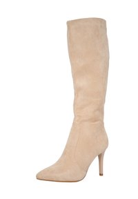 Bota de caña alta color beige hecha de suave ante, con punta afilada, tacón de aguja delgado y un diseño holgado.