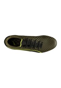 Scarpa a scacchi nera e verde con tomaia in rete testurizzata, design con lacci e accento verde a contrasto lungo la suola.