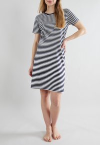 Abito a t-shirt a righe in blu navy e bianco, maniche corte, scollatura rotonda, vestibilità rilassata, tessuto di cotone, lunghezza al ginocchio e orlo semplice.