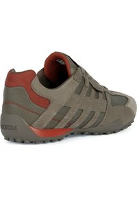 Brązowe i szare buty trekkingowe wykonane z zamszu i materiałów tekstylnych, zasznurowane, z pomarańczowymi akcentami i teksturowaną gumową podeszwą. Logo na pięcie.