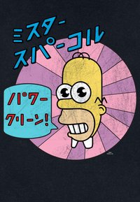 Personaggio dei cartoni animati con occhi grandi e denti sporgenti davanti a un cerchio rosa irradiante con testo giapponese in fumetto blu e rosso.