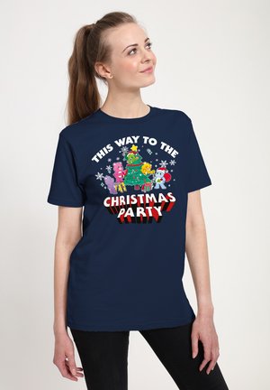 Mørkeblå bomulds t-shirt med et farverigt grafisk design med tegneseriefigurer og teksten "DENNE VEJ TIL JULEFESTEN" i fede bogstaver.
