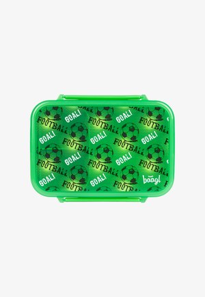 Grüne rechteckige Lunchbox aus Kunststoff, mit einem Muster aus einem Fußball und "TORE" in Schwarz und Weiß vor einem leuchtend grünen Hintergrund.