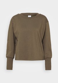 Camiseta de manga larga verde oliva con cuello redondo, corte relajado, puños acanalados y suave tejido de mezcla de algodón. Diseño sencillo sin patrones.