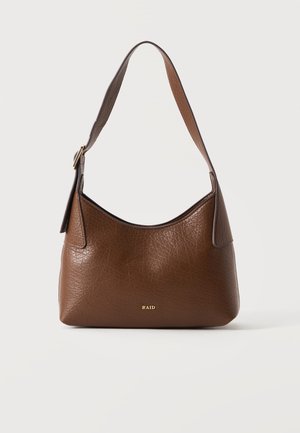 Sac à épaule en cuir marron texturé avec bandoulière réglable et petit logo doré "RAID" au centre devant.