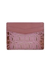 Roze leren portemonnee met een tekstuur en een geperst patroon. Heeft een glad bovenste gedeelte en een twee-kleuren ontwerp, met zichtbare stiksels.