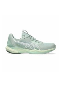 Baskets de sport vert clair avec un dessus en mesh texturé, des rayures blanches contrastantes et une semelle moulée avec un design translucide.