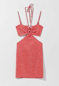 Punainen mekko, jossa on solmittu keskikohta, ohuet olkaimet ja istuva siluetti. Valmistettu teksturoidusta, kiiltävästä kankaasta, jossa on takana solmittava suljenta.