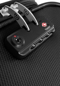 Zwarte TSA-goedgekeurde bagageslot met twee zilveren ritsen. Beschikt over een combinatiepaneel met drie draaiknoppen en een rode indicatielamp.