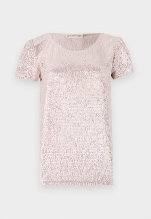 Haut rose à manches courtes avec une surface texturée et scintillante, col rond et manches légèrement bouffantes, fabriqué à partir d'un tissu lisse.