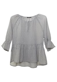 Lys grå bluse med prikker, trekvartlange ærmer, peplum-kant og rund halsudskæring med knaplukning foran.