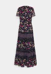 Blommig maxiklänning med svart bakgrund och färgglada blommönster. Korta ärmar, åtsittande midja och lager av volangkant.