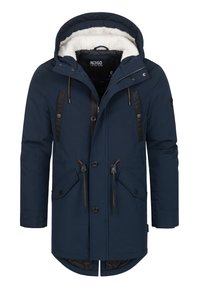 Marineblå parka-jakke med hætte, der har en foring af kunstpels, to frontlommer og sorte detaljer på skuldrene og lynlåsen.