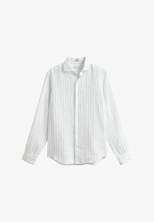 Camicia bianca a maniche lunghe con bottoni, sottili righe verticali azzurre, colletto appuntito e orlo arrotondato.