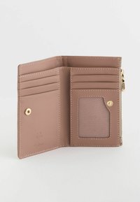 Cartera compacta beige hecha de cuero suave, con múltiples ranuras para tarjetas y una ventana transparente para identificación. Presenta un cierre a presión dorado y acentos de costura.