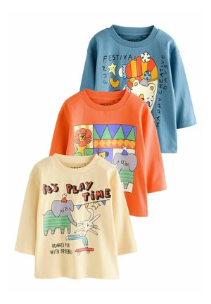 Tre magliette di cotone a maniche lunghe: blu con un orsetto dei cartoni, arancione con un leone e motivi, gialla con grafiche di un elefante e un coniglio giocosi.