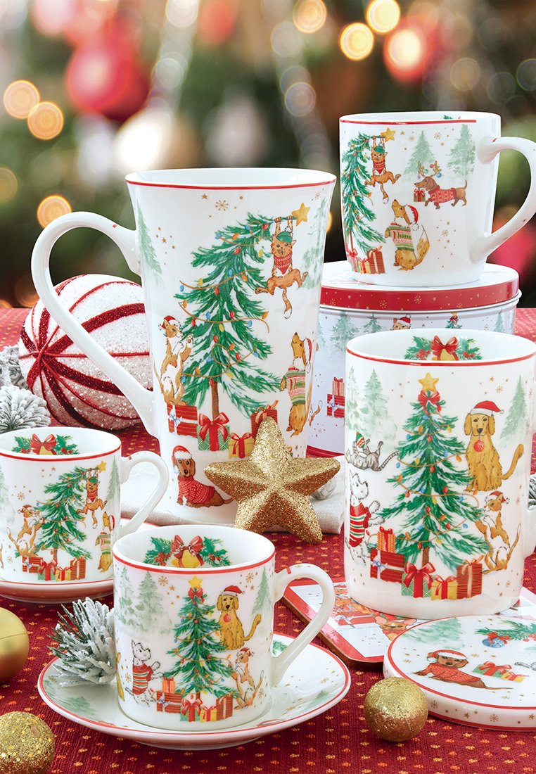 Juego de vajilla de cerámica con temática navideña que presenta ilustraciones de animales, acentos en rojo y árboles de Navidad verdes, con tazas de diferentes tamaños y una estrella dorada.