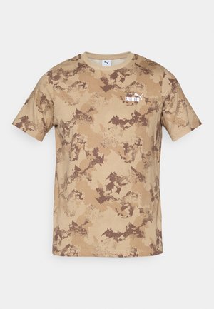 Puma lühikeste varrukatega T-särk beeži ja pruuni kamuflaažimustriga. Omab ümmargust kaelust ja väikest valget logo rinna peal.