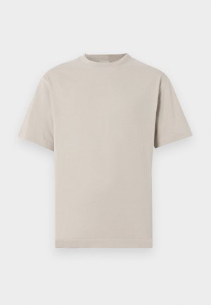 Camiseta de algodón color beige claro con cuello redondo, mangas cortas y dobladillo recto. Textura suave sin patrones ni adornos.