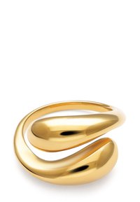 Anillo chapado en oro con un diseño escultórico y suave. Presenta dos formas de gota entrelazadas y una superficie pulida y reflectante.
